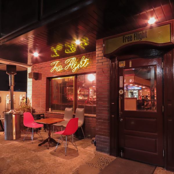 Free Flight 位于 NTT 大楼东出口正前方。它就像一颗隐藏的宝石,任何发现它的人都会度过一段美好的时光。这家餐厅广受顾客好评,在温馨舒适的氛围中提供高品质的餐点。经典菜肴和鸡尾酒都深受常客喜爱!这里是成年人的世外桃源。商店旁边有11个停车位。