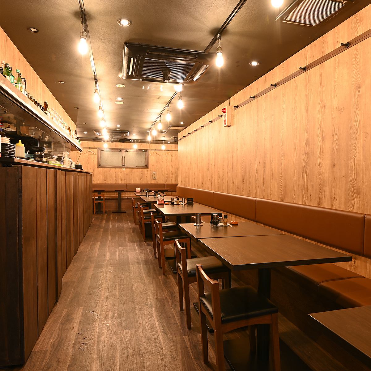 内装もオレンジを基調とした色で落ち着いており、お洒落な内装!