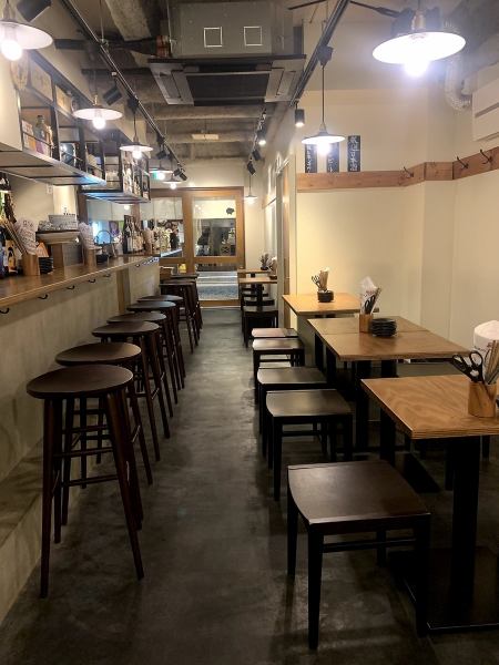 We welcome our guests in a calming Japanese atmosphere where you can feel the warmth of wood.We have table seating perfect for groups, counter seats perfect for individuals, and terrace seating.It can be used in a variety of situations.