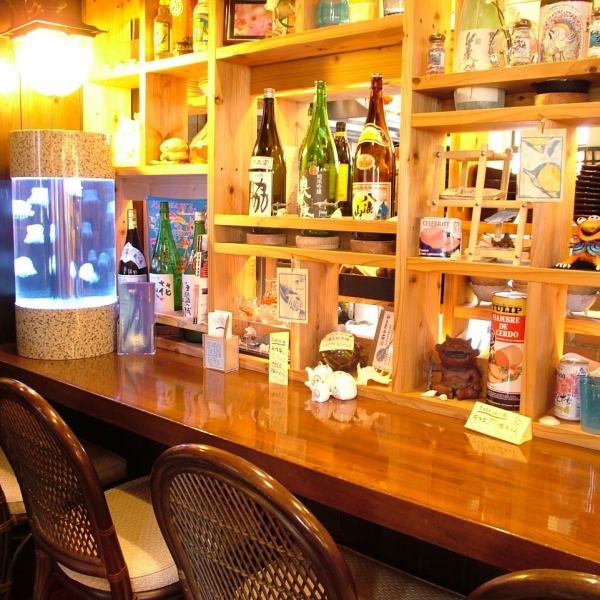 在櫃檯的架子上有各種各樣的配件和方言桌，感覺像沖繩的豐富！在等待菜餚，你也可以慢慢看到◎