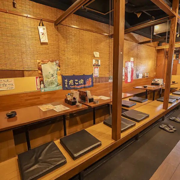 6名席と8名席のテーブル席があり、グループでの宴会に最適。落ち着いた雰囲気の中で、仲間とゆったり食事を楽しめます。19席のコンパクトな空間ながら、プライベート感を大切にした宴会が叶います♪少人数から中規模まで対応でき、会話がしやすいレイアウトです。
