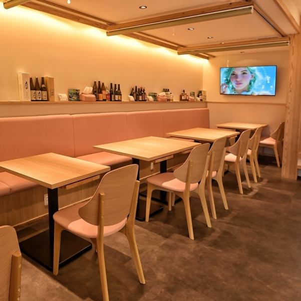 店内には、ご友人やご家族とのお食事にぴったりのテーブル席、そして小さなお子様連れでも安心な広々としたお座敷席がございます。どんなシーンでもお客様に快適に過ごしていただけるよう、居心地の良い空間づくりを心がけております。