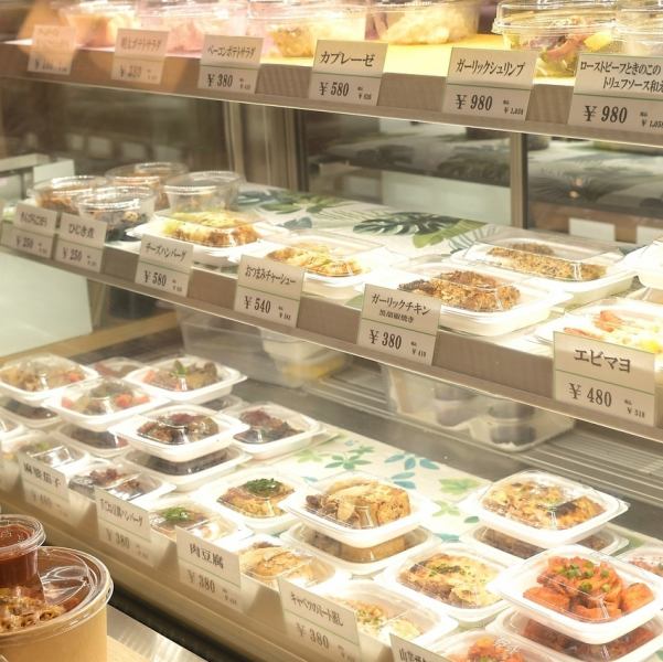 お店に入ると、目に飛び込んでくるのは、色とりどりの手作りお惣菜がずらりと並んだショーケースです。その日の気分に合わせて、美味しそうな料理を一つひとつ選ぶ時間も当店の楽しみ方の一つ。見るだけでもワクワクするような空間です♪