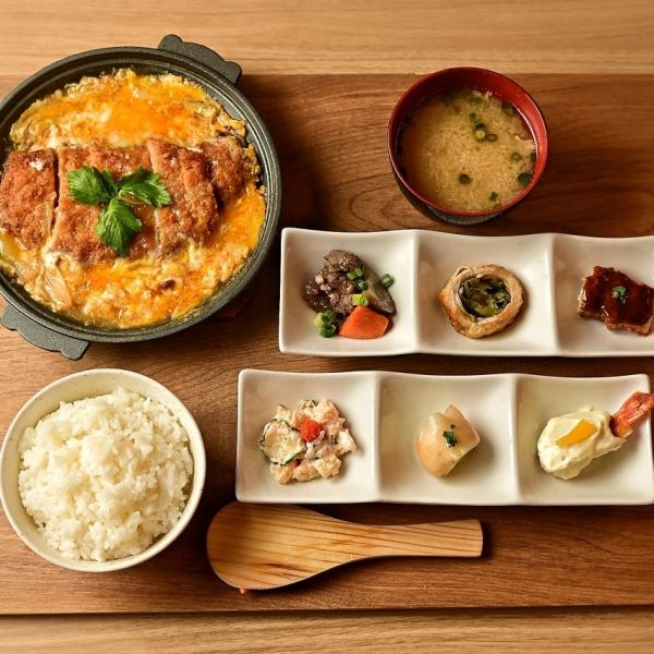 ふんわりトロトロ卵で包んだカツ煮御膳