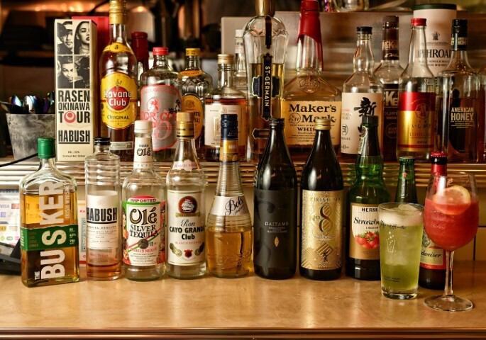 【女性人気も◎】フルーティーなフローズンカクテルは、女性に大人気。ストロベリーやマンゴー味のフローズンダイキリは、映えするだけでなく、確かな美味しさが自慢です。おしゃれでリラックスした雰囲気の中、特別な時間を友人と共にお楽しみください。