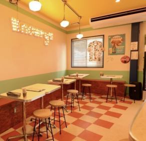 【記念日利用も◎】当店の2名用テーブル席は、記念日や誕生日などの特別なシーンに最適です。