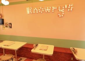 当店の3名用テーブル席は、会話を楽しむのに最適な空間です。ゆったりとしたソファーに身を委ねながら、友人や大切な人との楽しい会話をお楽しみください。