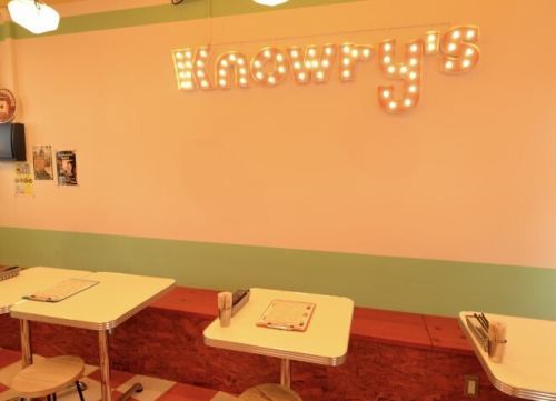 当店の3名用テーブル席は、会話を楽しむのに最適な空間です。ゆったりとしたソファーに身を委ねながら、友人や大切な人との楽しい会話をお楽しみください。