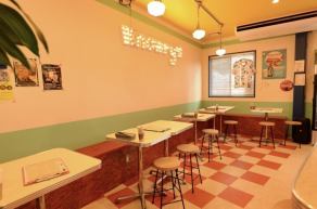 【団体利用もおすすめ！】当店では、テーブル席を結合して大人数での利用が可能です。2名用2席、4名用1席、3名用1席、5名用1席を自由に組み合わせて、団体様にも対応します。特別なお祝い事や集まりに最適な空間を提供しますので、ぜひご利用ください。