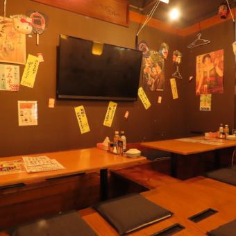 【ゆったり寛げるテーブル席】少人数のグループ利用に便利なお席。木の質感が心地よいテーブルを囲んで、会話も弾みます♪リラックスした雰囲気の中で、自慢のお料理とお酒をゆっくりとお楽しみください。