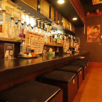 【ライブ感溢れるカウンター席】お一人様やデートに最適なカウンター席です。スタッフとの会話を楽しんだり、目の前で調理される様子を眺めたりと、ライブ感を楽しめます♪仕事帰りのサク飲みにもぴったりな特等席です◎