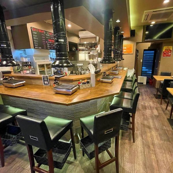 カウンター席での一人焼肉は、自分のペースで楽しめる贅沢な時間です。肉の香ばしい香りが食欲をそそり、一口ごとに広がる旨味をじっくり味わえます。他のお客さんを気にせず、自分だけの特別な時間を堪能できるのが魅力。焼肉の楽しさを思う存分味わいながら、自分自身と向き合うリラックスした瞬間をお楽しみください。