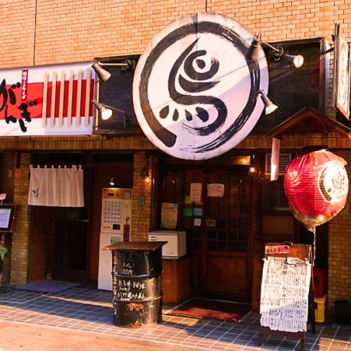 <p>【從JR三田車站步行2分鐘】請認準大大的標識!交通便利!距離JR三田站步行2分鐘,交通便利!店內設有適合下班後小酌一杯的桌椅,以及適合悠閒小憩的榻榻米座位。最多可容納30人包場。在充滿情調的空間裡,享用精選烤雞肉串和種類豐富的酒水,與朋友們共度特別的時光吧。</p>