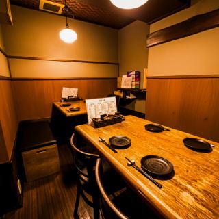 【각종 연회에 대응◎최대 10분까지 OK♪】 환송 영회·회사 연회·기분이 맞는 동료와의 모임 등, 폭넓은 씬에 이용하실 수 있습니다!테이블을 둘러싸고 맛보는 아침 조임 야키토리는 회화도 술도 추천하는 일품♪아늑한 마음을 고집한 공간에서, 즐거운 시간.