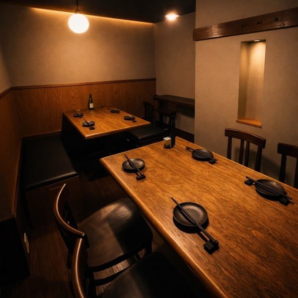 【半個室席完備◎小規模宴会に最適!】5~10名様用の半個室席をご用意♪周囲を気にせずゆっくりとお食事を楽しめる空間は、会社宴会・同窓会・仲間との集まりにぴったり。落ち着いた雰囲気で、焼き鳥とお酒を囲んで特別な時間をお過ごしください♪空き状況はお気軽に店舗までお問い合わせを!