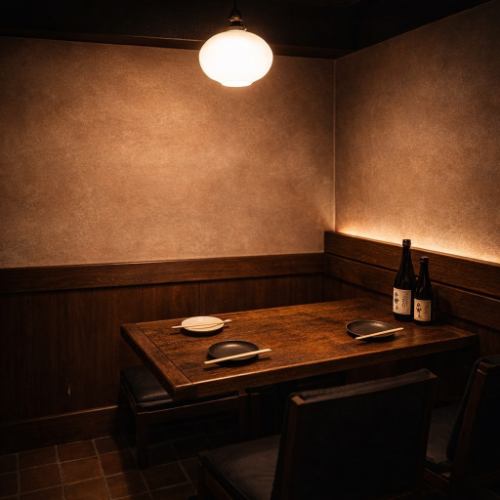 <p>【テーブル席】アットホームな空間でゆったりと♪店内のテーブル席は、木の温もりあふれる居心地の良い空間◎お一人様はもちろん、友人同士・ご家族・職場の仲間とのご利用にもぴったり!少人数飲みから20名以上の貸切宴会まで対応可能です♪二次会利用にも◎まだ飲み足りない夜に、ふらっと立ち寄れる一軒です!</p>