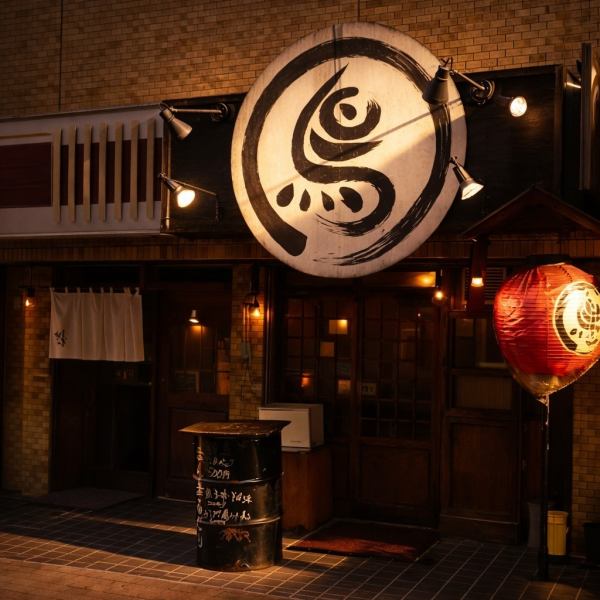 【JR三田駅徒歩2分】目印は◎大きなロゴの看板!アクセス抜群◎JR三田駅から徒歩2分の好立地!お仕事帰りのサク飲みにも最適なテーブル席や、ゆったり過ごせるお座敷席をご用意♪最大30名様まで対応の貸切もOK◎雰囲気ある空間で、こだわりの焼鳥と豊富なお酒を囲みながら、仲間と過ごす特別なひとときをお楽しみください