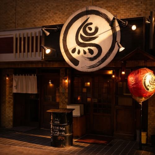 <p>【JR三田駅徒歩2分】目印は◎大きなロゴの看板!アクセス抜群◎JR三田駅から徒歩2分の好立地!お仕事帰りのサク飲みにも最適なテーブル席や、ゆったり過ごせるお座敷席をご用意♪最大30名様まで対応の貸切もOK◎雰囲気ある空間で、こだわりの焼鳥と豊富なお酒を囲みながら、仲間と過ごす特別なひとときをお楽しみください</p>