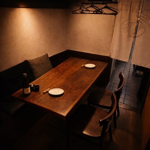 【気軽さと居心地◎】落ち着き空間でゆったり一杯♪ゆったりくつろげる居心地の良いお席は、おしゃべりにもぴったりな距離感♪お仕事帰りにふらっと立ち寄って軽く一杯、そんな使い方も大歓迎◎のんびり話すも、ワイワイ盛り上がるもよし◎つい長居したくなる空間で、こだわりの焼き鳥とお酒を心ゆくまでお楽しみください