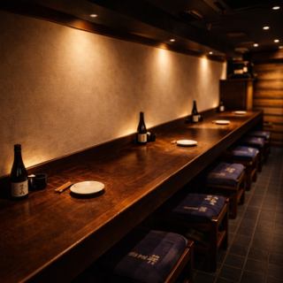 【カウンター席は特等席◎】木のぬくもりが感じられるカウンター席は、落ち着いた雰囲気の中でまるで隠れ家のようなひとときを演出。目の前で焼き上げられる串を眺めながら、大将との気さくな会話に癒される時間は格別♪おひとり様やしっぽり飲みたい方に特におすすめです！