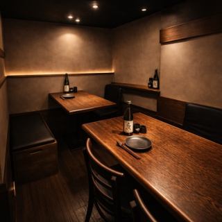 【駅近＆宴会に最適◎】雰囲気抜群の落ち着ける空間！田町駅から徒歩すぐの好アクセス♪◎各種宴会や同僚との飲み会にぴったりな広々テーブル席をご用意しています。店内は木の温もりが感じられる落ち着いた雰囲気で、仲間と語らう時間に最適◎普段使いから歓送迎会などの特別な日まで、心を込めたおもてなしでお迎え！