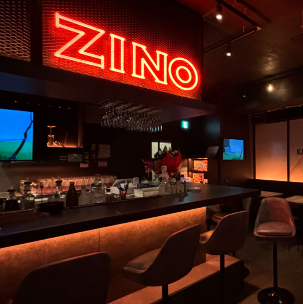 【テーブル席とカウンター席のご用意】当店のカウンター席は、スタッフとのフレンドリーな会話を楽しむのに最適◎一方、テーブル席は大人数での集まりにぴったり。仲間同士でワイワイ盛り上がりながら、料理やお酒をシェアして特別な時間をお楽しみいただけます。