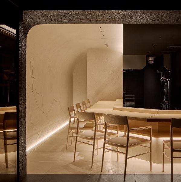 麻布十番の奥に佇む、大人のための隠れ家。「麻布十番 一織」は、静謐な空気に包まれています。壁面には、左官職人の繊細な手仕事による塗り壁を採用し、洗練された空間を演出。全14席という限られたお席は、接待や記念日といった特別なシーンにふさわしい親密さと上質さをお約束します。英語対応も可能です。