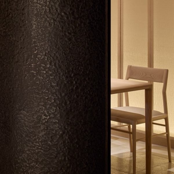 繊細な和の美意識と、現代的な洗練が融合した空間。職人による特注の塗り壁は、訪れる本質を求める大人の感性を静かに満たします。特別な日を彩る場所として、落ち着きのある照明と心地よい設えをご用意。ゆったりとした時間の中で、生産者の想いが詰まった厳選和食と手打ちそばをお楽しみください！