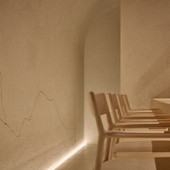 洗練された空間を演出するカウンター席でごゆっくりとお寛ぎください。