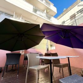 わんちゃん歓迎のパラソル席。リードフック＆わんちゃん用お水サービスございます。　【飲み放題/歓送迎会/ランチ/スイーツ】