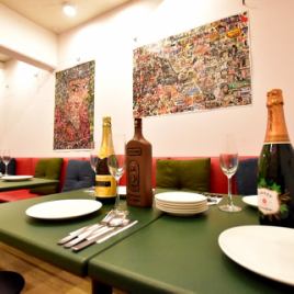 4名様以上のお食事でご利用いただける半個室。ベンチタイプのお席でカジュアルにパーティー、またはミーティングにもご利用いただけます！