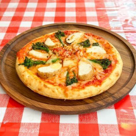 Farm vegetable tomato sauce pizza