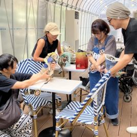 ペットと一緒に楽しめる、貸切にも対応可能な新スペースが誕生しました！寒い日でも快適に過ごせる全天候型リビングスペース仕様で、心地よい開放感をそのままに。ペット同伴OKなので、大切な家族と一緒にお食事やくつろぎのひとときを楽しめます。