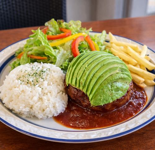 国産和牛の手ごねハンバーグとスライスアボカド