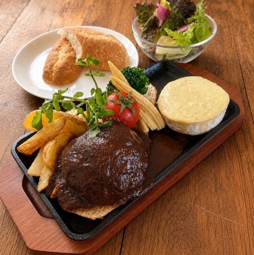 丸ごとカマンベールフォンデュとハンバーグステーキ