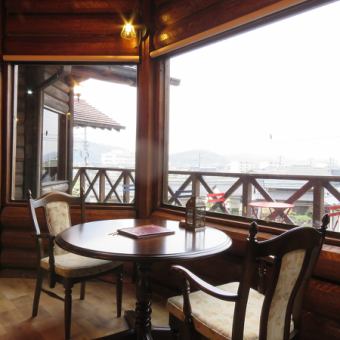At the large window seats, you can enjoy your meal with a feeling of freedom.Lunch and dinner while feeling the season.