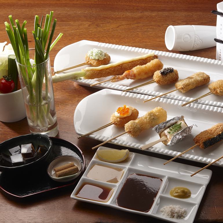 上質なカウンター席で、高級串カツをお好みのお酒とともに。