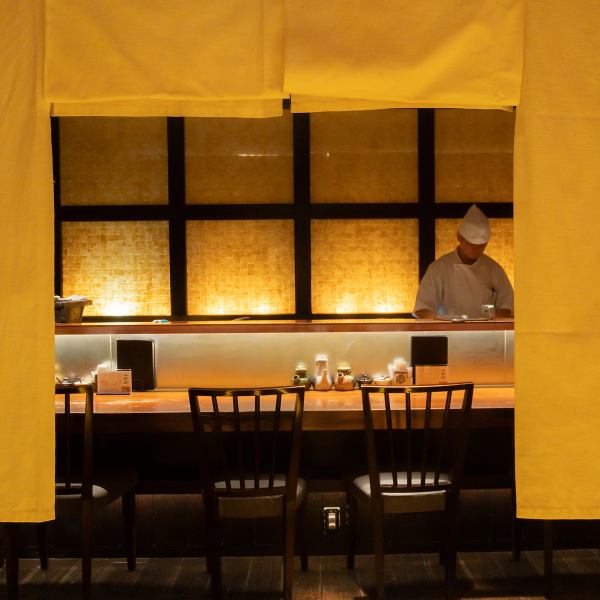 [Counter] We have counter seats that can be used easily by 1 person or more.How about having an adult date at the counter seats where you can sit side by side, making it easy to have a conversation?Enjoy freshly fried kushikatsu in a calm atmosphere.