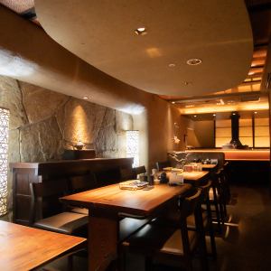 広々としたテーブルもご用意。最大20名様の御宴会を承ります。