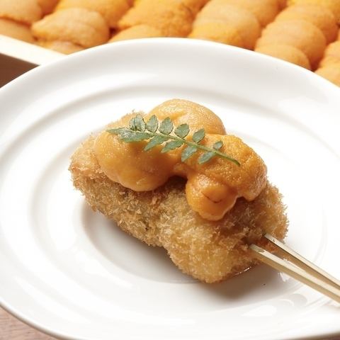 独自のパン粉と特製油で揚げる高級串カツ。女子会にも最適。