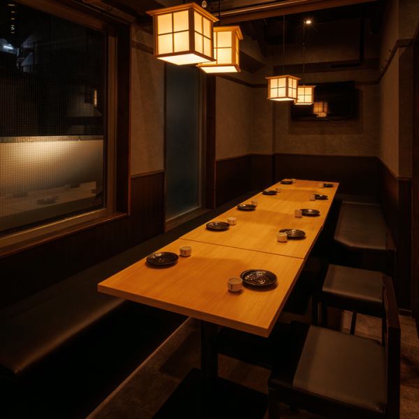 店内は木の質感を活かした端正な設えと、やわらかな照明が心地よい和モダン空間。田町エリアで、個室完備の居酒屋をお探しの方や、落ち着いた雰囲気で料理や地酒を愉しみたい方におすすめです。