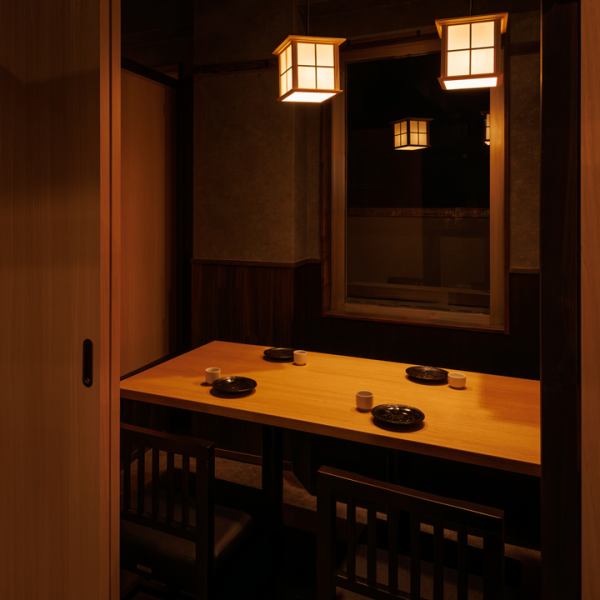 少人数からご利用可能な扉付き個室をご用意。少人数飲み会や女子会、接待にも使いやすい落ち着いた空間は、周囲を気にせずゆっくりと会話を愉しめるので、大人の飲み会や特別な夜にも最適です。