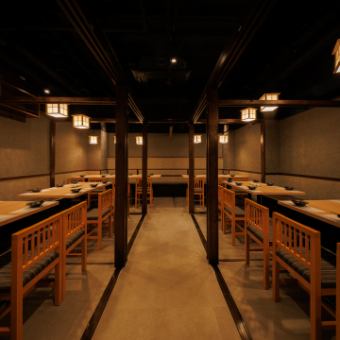 ［80名様］広々とした店内は大人数でも移動しやすく、宴会、懇親会、歓送迎会など、多彩なシーンに柔軟に対応します。お席に関するお問い合わせや下見も承ってますのでお気軽にご相談ください。