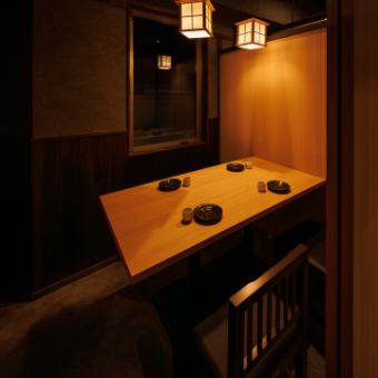［3～4名様］程よいプライベート感を備えた個室は、気心知れた相手との食事や、落ち着いて会話を愉しみたい夜に最適。派手さではなく“居心地の良さ”を丁寧に整えた、大人の隠れ家空間です。