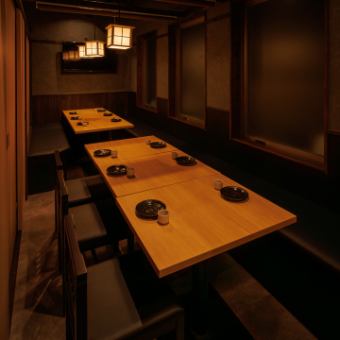 ［10～12名様］奥行きのある空間により、飲み会からやや人数のまとまった宴会まで、幅広いシーンに自然に馴染みます。料理と地酒をゆっくり味わいながら、心地良い時間をお過ごしいただけます。