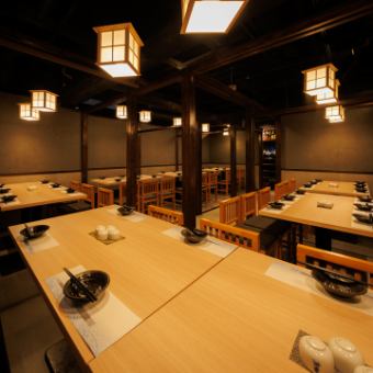 ［50名様］柱と梁を活かした和モダンなレイアウトは、大人数でも視線が繋がりやすく一体感のある空間。歓送迎会、会社の決起会、同窓会など大規模な集まりに最適な、広々とした宴会個室です。