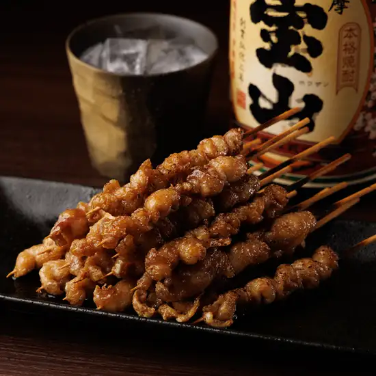 炭の香りと鶏かわの旨み、くろや自慢の鶏かわ串で乾杯。