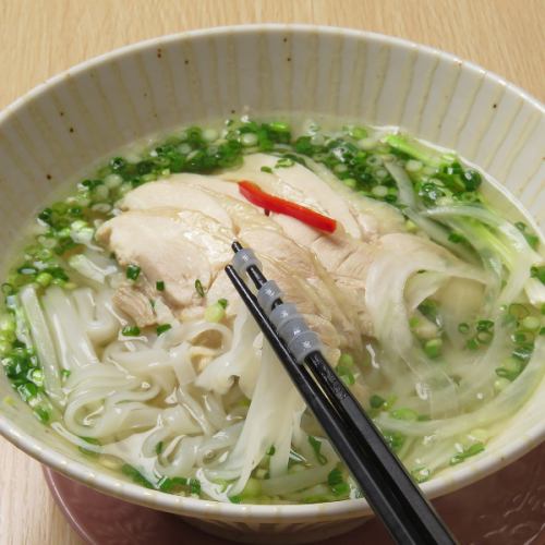 当店定番メニュー『鶏肉のフォー』現地出身のシェフが手がける本格ベトナム料理を、気軽に楽しめるお店