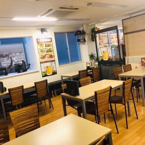 本場ベトナム料理を堪能できる大衆的な雰囲気の店内。女子会やデートでのご利用も◎広めのテーブル席やソファ席を完備しているので、ママ会やご家族でのお食事にも最適◎最大25名までの宴会も可能で、会社の飲み会や仲間同士の集まりにもぜひ。貸切もできますので結二次会やイベント利用にもおすすめ。