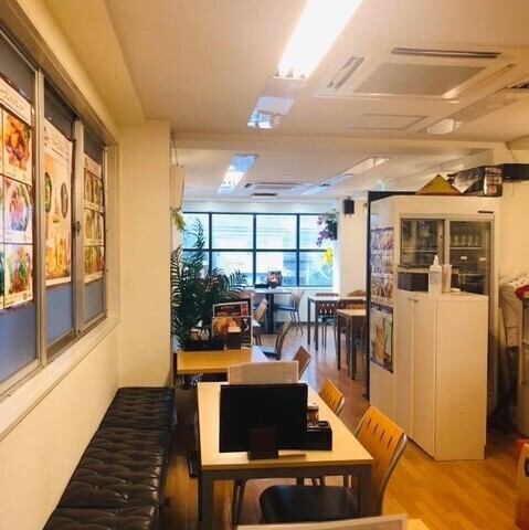 最大25名までのご宴会も◎貸切も可能な広々とした空間をご用意。気軽な平日ランチやサク飲みはもちろん、二次会や歓送迎会などの大人数での宴会にも最適です。明るく開放的な雰囲気で、シーンに合わせてご利用できますので、楽しいひとときを。席は広く、ゆったりとしたレイアウトのため友人やファミリーでの食事に最適★